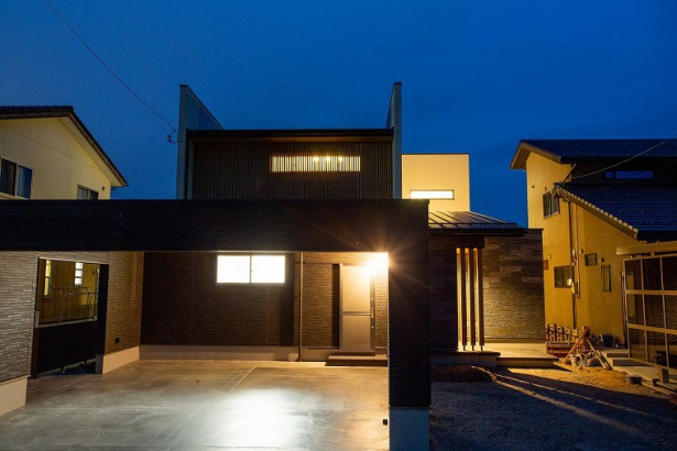   株式会社シモアラの施工事例 木の格子と温かい光が差し込む吹き抜けの家