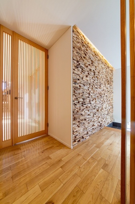   株式会社シモアラの施工事例 木の格子と温かい光が差し込む吹き抜けの家