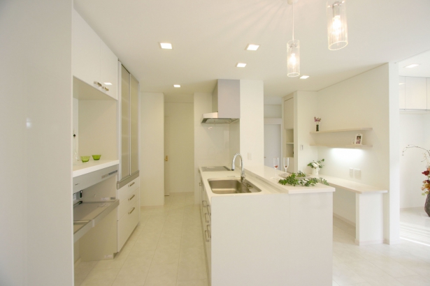 バスルーム  新日本ホーム株式会社の施工事例 白でコーディネイトされた冬も温かい蓄熱式暖房の家
