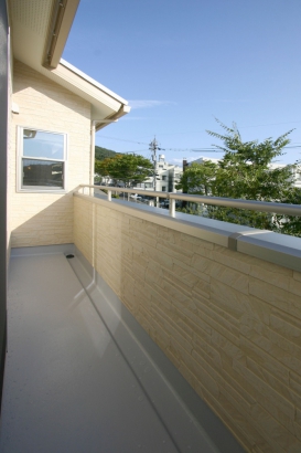 階段  新日本ホーム株式会社の施工事例 白でコーディネイトされた冬も温かい蓄熱式暖房の家