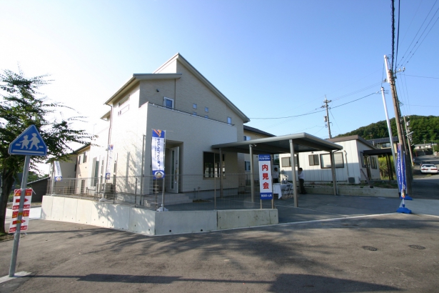 リビング  新日本ホーム株式会社の施工事例 白でコーディネイトされた冬も温かい蓄熱式暖房の家