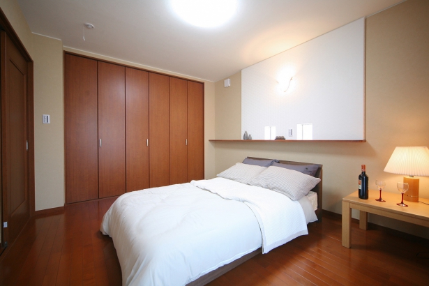 寝室  新日本ホーム株式会社の施工事例 小窓のある白いプロバンス風の家