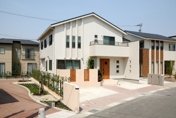 外観  新日本ホーム株式会社の施工事例 小窓のある白いプロバンス風の家