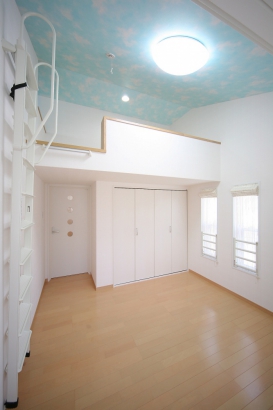 子ども部屋のロフトスペース  新日本ホーム株式会社の施工事例 小窓のある白いプロバンス風の家