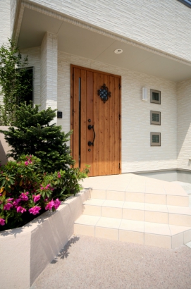 玄関  新日本ホーム株式会社の施工事例 小窓のある白いプロバンス風の家