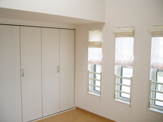    新日本ホーム株式会社の施工事例 小窓のある白いプロバンス風の家