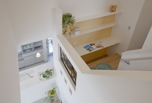 2階と1階を繋ぐ踊場のスタディコーナー  新日本ホーム株式会社の施工事例 子育て世代の回遊型住宅