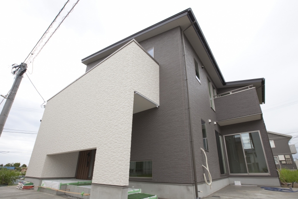 外観  新日本ホーム株式会社の施工事例 リビングを通さず、客間に案内できる家