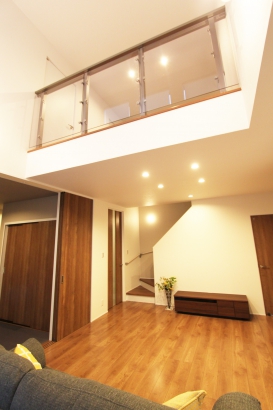 吹き抜け  新日本ホーム株式会社の施工事例 リビングを通さず、客間に案内できる家