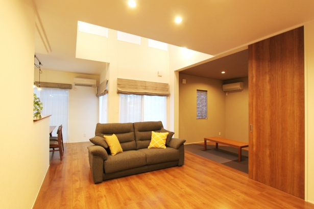 リビング  新日本ホーム株式会社の施工事例 リビングを通さず、客間に案内できる家