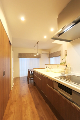 キッチン  新日本ホーム株式会社の施工事例 リビングを通さず、客間に案内できる家