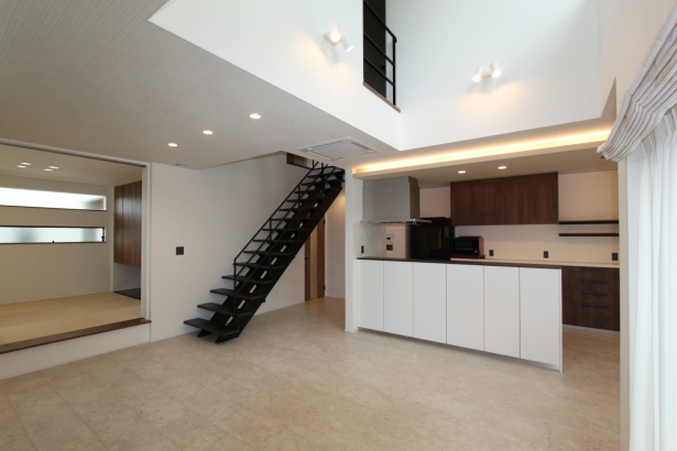 階段  新日本ホーム株式会社の施工事例 充実の3階建て邸宅
