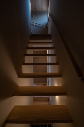 階段 株式会社 中部ジェイ・シィ／自然と共に暮らす注文住宅をご提案の施工事例 金沢市「まちなかの縦長2階リビング」
