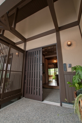 縦格子のデザインが美しい玄関。「懐かしくて新しい」家への入口だ。 株式会社TAKATA建築の施工事例 古民家を、個民家に。