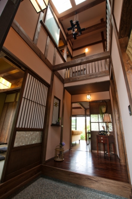 玄関上部は吹き抜け空間。木部と土壁のコントラストが美しい。 株式会社TAKATA建築の施工事例 古民家を、個民家に。
