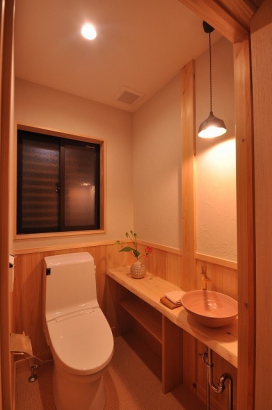 無垢材や自然土壁で仕上げた明るく清潔感のあるトイレ。信楽焼の手洗い器を選んだ。 株式会社TAKATA建築の施工事例 住む人が自由にアレンジするNEWスタイル古民家 thumbnail