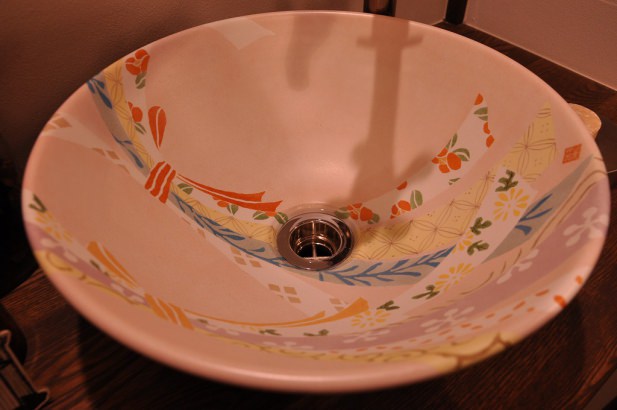 四季を表現した手洗い鉢