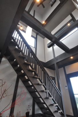 リビング階段は迫力のあるストリップ階段があり、上を見上げると大空間の吹抜。