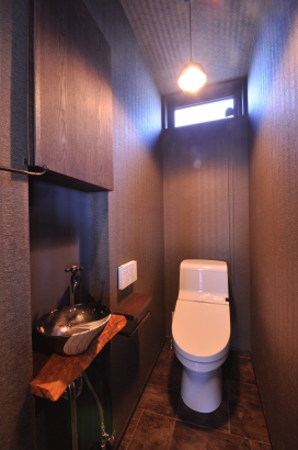 渋くてカッコいいトイレ内にはオリジナルの手洗い鉢。 株式会社TAKATA建築の施工事例 「家海（イエウミ）」