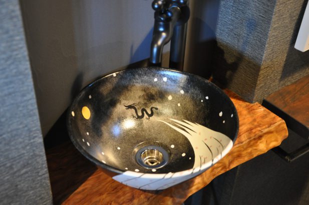 家族の思いをこめた手洗い鉢 株式会社TAKATA建築の施工事例 「家海（イエウミ）」 thumbnail