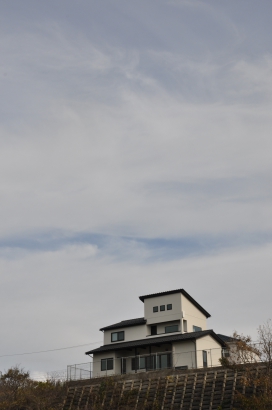 高台に建つ城のような佇まい 株式会社TAKATA建築の施工事例 「家海（イエウミ）」