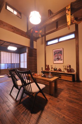 どこか懐かしくあたたかい雰囲気の居間 株式会社TAKATA建築の施工事例 「洒落(しゃれ)な、酔い(よい)家」 thumbnail