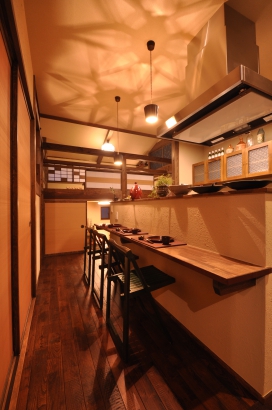照明の星の印影が美しいロマンチックなキッチン 株式会社TAKATA建築の施工事例 「洒落(しゃれ)な、酔い(よい)家」