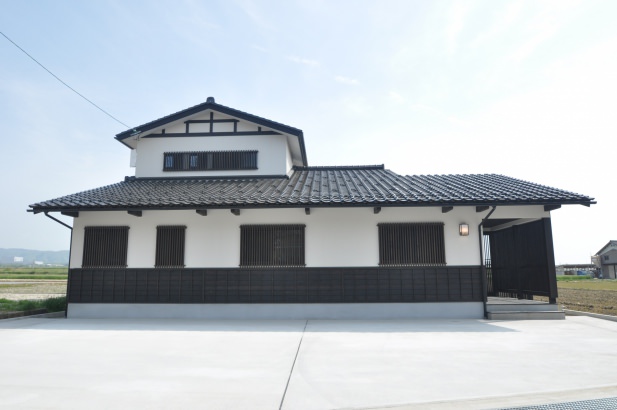 平屋部分の屋根の迫力や白い壁と渋みのある黒い下見板が和の雰囲気を醸し出しています。 株式会社TAKATA建築の施工事例 「白山家」 thumbnail