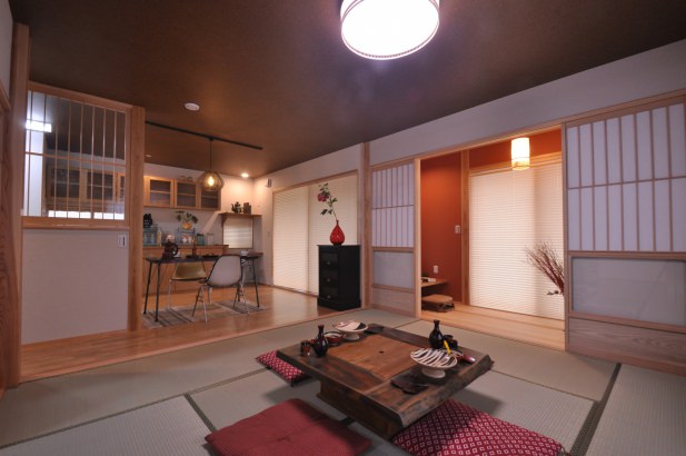 居間のとなりには書斎兼内縁。 株式会社TAKATA建築の施工事例 「neo町家」