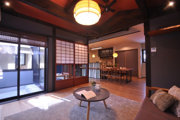 心地よい風とキラキラと射し込む木漏れ日を浴びる居間 株式会社TAKATA建築の施工事例 MADE in「JAPAN町家」