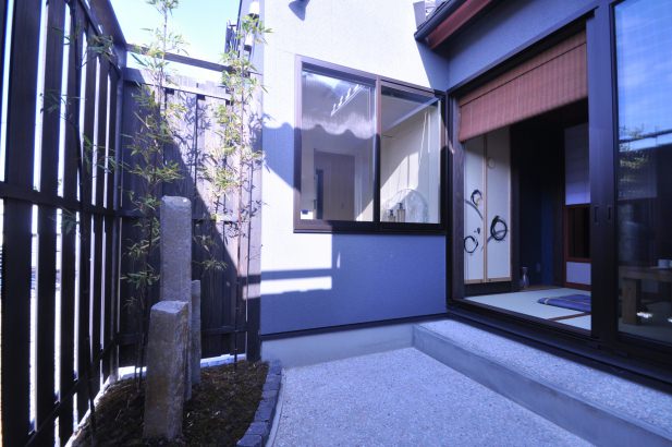 浴室からの眺めはまるで露天風呂のようです。 株式会社TAKATA建築の施工事例 MADE in「JAPAN町家」