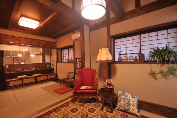 続き間の食堂と居間 株式会社TAKATA建築の施工事例 「日本×英国」モダンファンタジーな町家 thumbnail