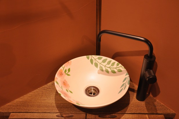 奥様の好きなノウゼンカズラを描いたオリジナル手洗い鉢 株式会社TAKATA建築の施工事例 「日本×英国」モダンファンタジーな町家