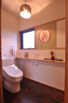 トイレの中もギャラリー空間に 株式会社TAKATA建築の施工事例 能美市「ウルトラアートの家」第三弾　「軌跡(つながり)によって生まれた、能美の奇跡(いえ)」