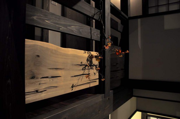 神大杉を入れ込んだ手摺 株式会社TAKATA建築の施工事例 「お里の納屋からやってきた！梁が主役の囲炉裏舞台」 thumbnail