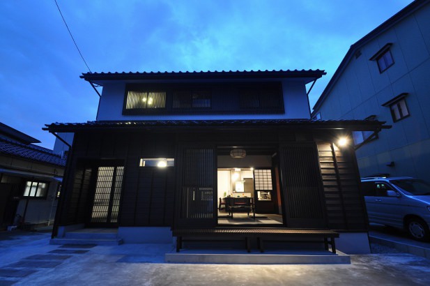 格子と下見板の町屋 株式会社TAKATA建築の施工事例 「現代版　田の字の家」 thumbnail