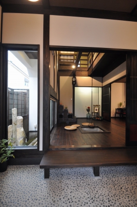 玄関から入る囲炉裏の間 株式会社TAKATA建築の施工事例 「現代版　田の字の家」