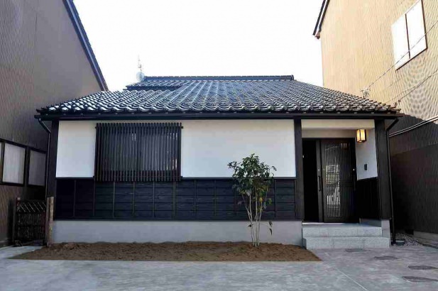 京町家のような平屋の外観 株式会社TAKATA建築の施工事例 「１６ｍの通り土間のある家」 thumbnail