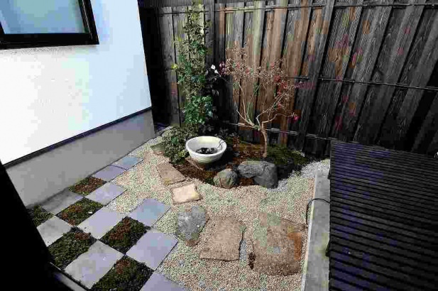 東福寺の庭をイメージした坪庭 株式会社TAKATA建築の施工事例 「１６ｍの通り土間のある家」 thumbnail