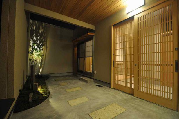 上品な料亭のような玄関庭 株式会社TAKATA建築の施工事例 「洗練和美」（せんれんわび）