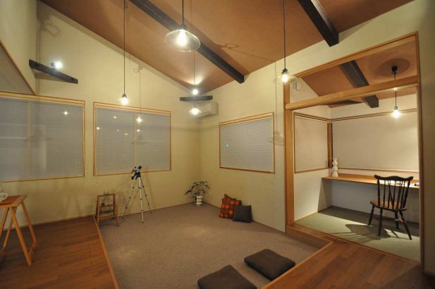リビング横の書斎は外の景色を見ながら落ち着けるお部屋となります。 株式会社TAKATA建築の施工事例 「洗練和美」（せんれんわび）