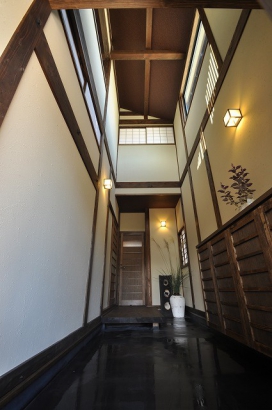 広さも高さも贅沢な玄関土間 株式会社TAKATA建築の施工事例 「玄関土間」　～無駄なものは、ゆとりである。～ thumbnail