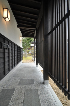 玄関戸までのアプローチも風情が感じられます 株式会社TAKATA建築の施工事例 「工芸作家作品×デザイン家具×樂家樂座」