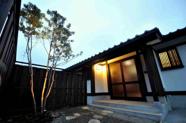 ライトアップされたシンボルツリー 株式会社TAKATA建築の施工事例 田園風景を楽しむ平屋