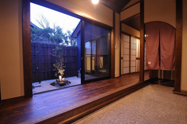 紺壁と白木の外観 株式会社TAKATA建築の施工事例 ステンドグラス×町家