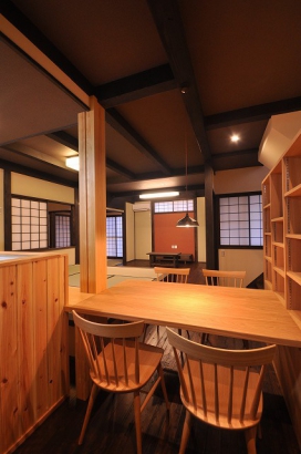 キッチン横のダイニングには、本棚も 株式会社TAKATA建築の施工事例 七尾に建つ樂家楽座