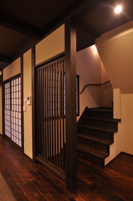 階段前には目隠し格子 株式会社TAKATA建築の施工事例 七尾に建つ樂家楽座