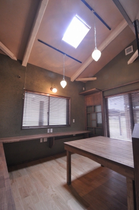 天窓の明かりが降り注ぐ明るいダイニング 株式会社TAKATA建築の施工事例 カフェのようなお家 thumbnail