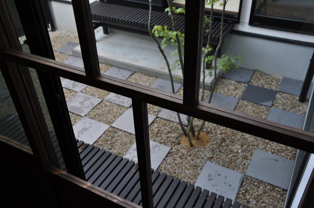 京都のお庭のような中庭 株式会社TAKATA建築の施工事例 中庭を眺めるレトロな町家