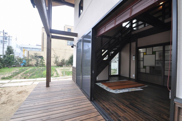 リビングの窓を開ければ空間が一体化するデッキ 株式会社TAKATA建築の施工事例 山小屋のような雰囲気あるお家